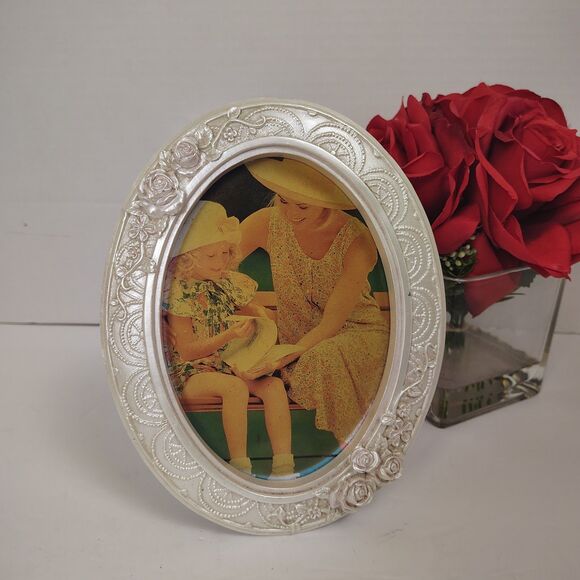 Vintage 90s White Oval Picture Frame Floral Embossed Shabby Chic Victorian Style - Picture 1 of 7